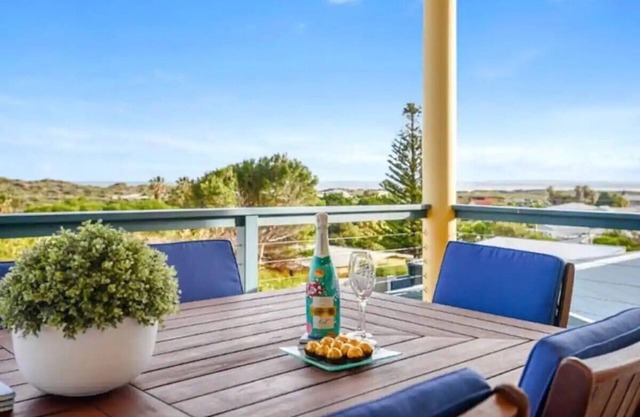 Sunset Sands - Spacious Beach Oasis with Stunning Views and Amenities.