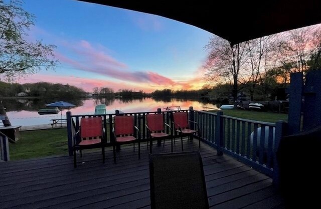 Sunset Shores #3- Up North Cottage: Sleeps 5, waterfront, firepit, rowboat