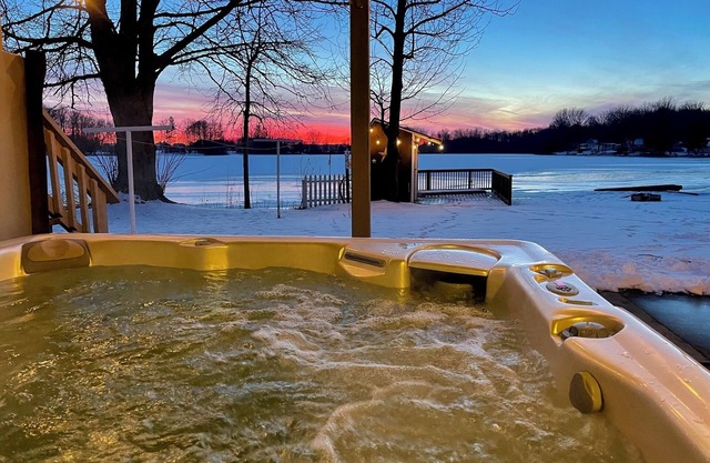 Sunset Shores Lake House: Perfect Spring Getaway – Lakefront Views, Fishing & Outdoor Fun