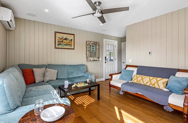 Midweek Special! Sunset Suite: close to beaches, parks, eateries & shops; private deck, fast WiFi
