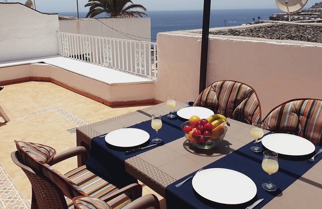 Terrasse au soleil avec vue sur l'océan et accès à la piscine!