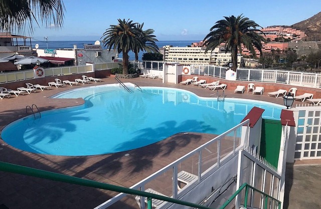 Terrasse au soleil avec vue sur l'océan et accès à la piscine!