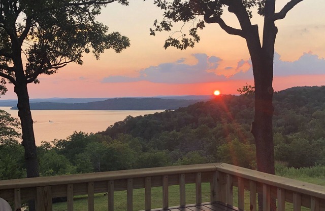 Sunset View Cabin - Lake Norfork avec grande terrasse et cour au bord du lac