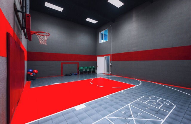 Sunset Views! Indoor Sport Court, Pool table, Golf Course, 12 min to downtown