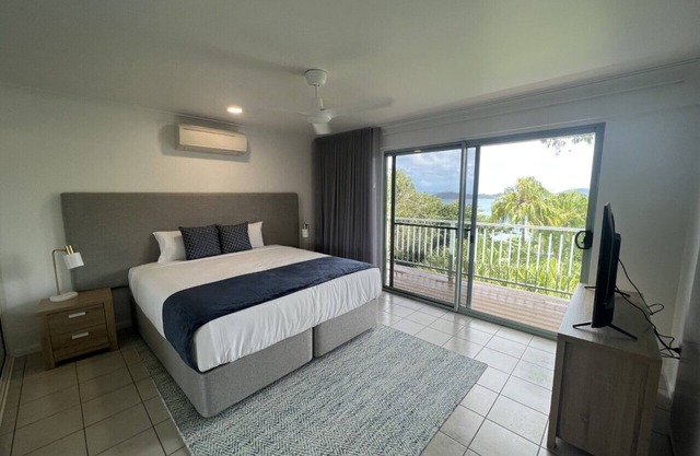 Sunset Waters 19 Hamilton Island - golf buggy and transfers