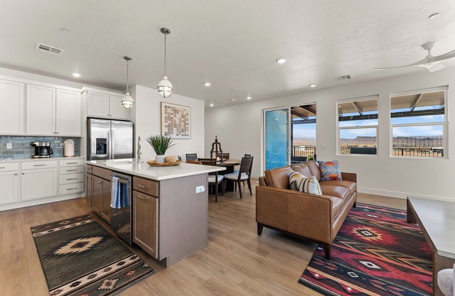 Sunshine Daydream: Desert Color Lagoon + Beaches!