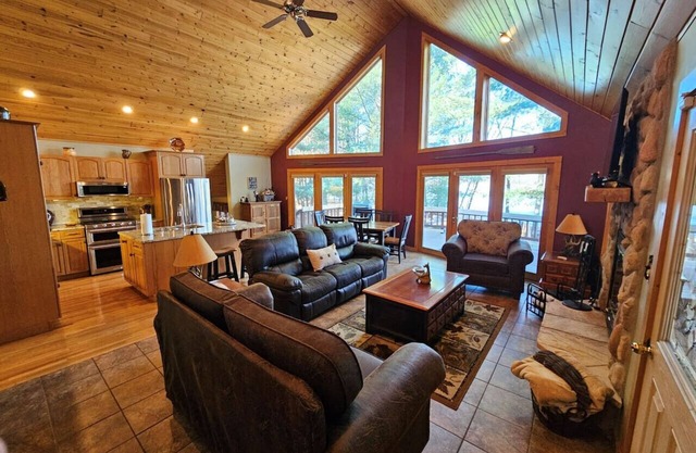 Spacious 5-bedroom lodge in serene Hayward WIFI, AC, Pet Friendly