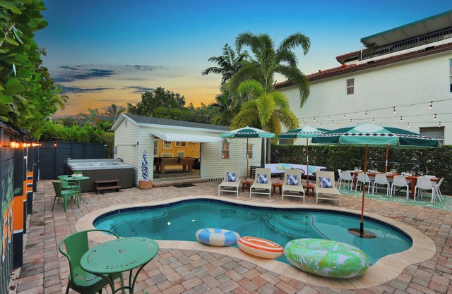 Sunshine Sippin' Oasis Luxury Design/Location/Heated Pool/Hot Tub/Putting Green