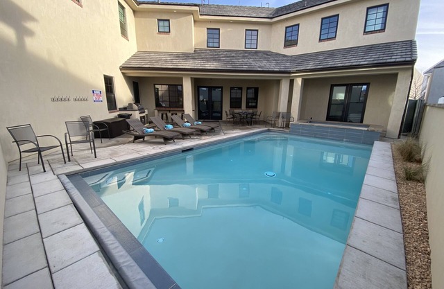 SUNSHINE VILLA..SLEEPS 30, 8 BR, 8 BA, NEW 2023. Pool/Spa, Super nice and Roomy.