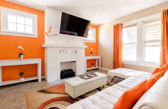 Sunstone Retreat: Inviting 2BR Upper Unit | Laundry & Parking 9 Min To Downtown