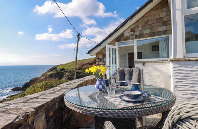 SUNTRAP HOUSE, pet friendly, character holiday cottage in Portloe