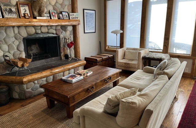 SunVail Condos 32A - Gorgeous Condo Heated pool, hot tubs, Steps to Lionshead