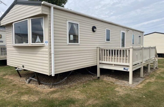Super 3 Bedroom Pet friendly Caravan with Decking