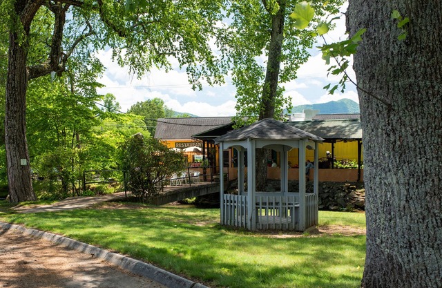 Super 8 by Wyndham Black Mountain