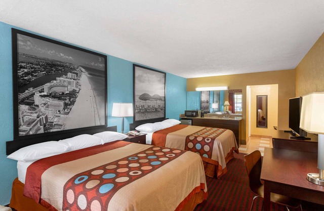 Super 8 by Wyndham Bradenton Sarasota Area