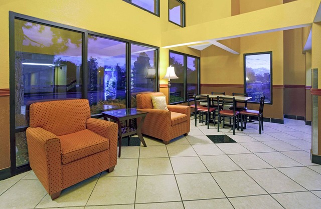 Super 8 by Wyndham Denver Stapleton