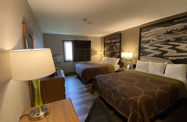Super 8 by Wyndham Green Bay Near Stadium