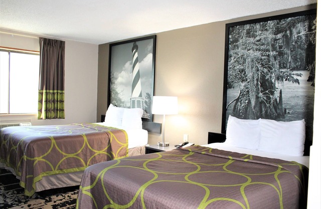 Super 8 by Wyndham Greensboro/Coliseum/Conv.