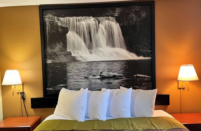 Super 8 by Wyndham Indianapolis/NE/Castleton Area