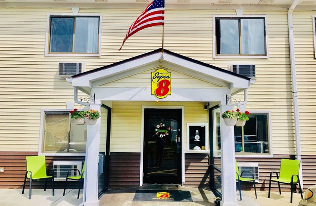 Super 8 by Wyndham Radcliff Ft. Knox Area