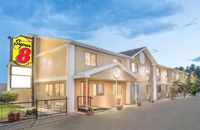 Super 8 by Wyndham Riverton