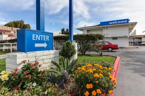Super 8 by Wyndham Santa Clara
