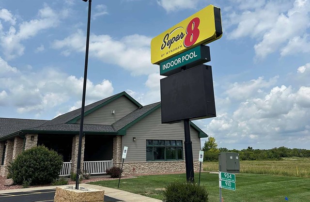 Super 8 by Wyndham Sturtevant/Racine