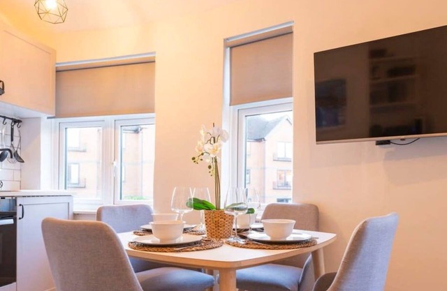 Super Central Apartment Close To River & Station