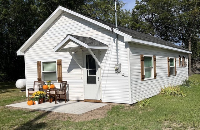 Newly done cabin near ORV trails & AuSable River, walking distance to town Mio.