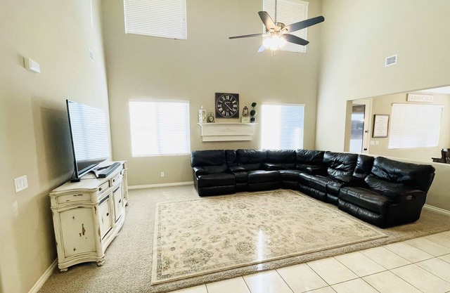Super Clean & HUGE 5 Bedrooms