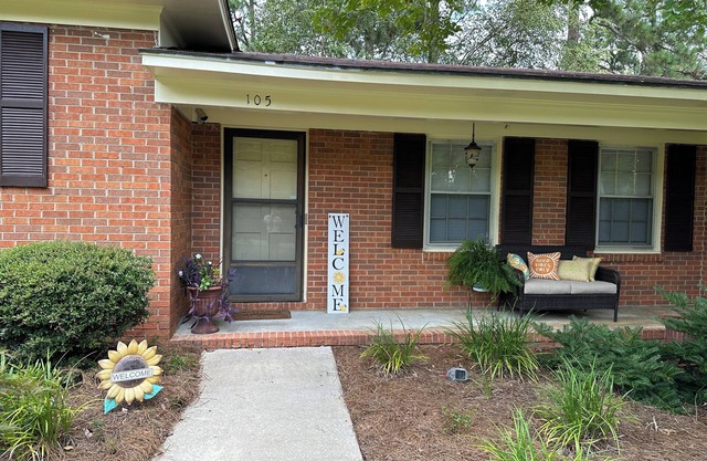 AVAILABLE May14, 15,16 GSU GRADUATION. SUPER CLEAN , Spacious split level house