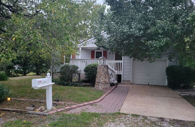Super close to beaches, the historic triangle, and bush gardens!