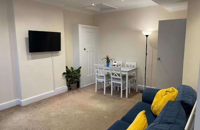 SUPER CONVENIENT FOR CENTRAL LONDON - LARGE 2 DOUBLE BED apartment 30 seconds walk to platform train station and 19 mins to London Waterloo