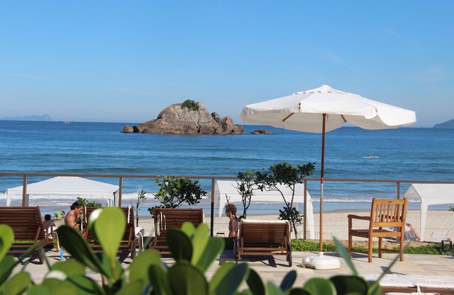 Maison super confortable en face de la communauté fermée par la mer