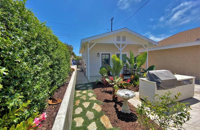 Super Cute & Private Detached Guest House - Cottage only 1 Mile to the Beach!