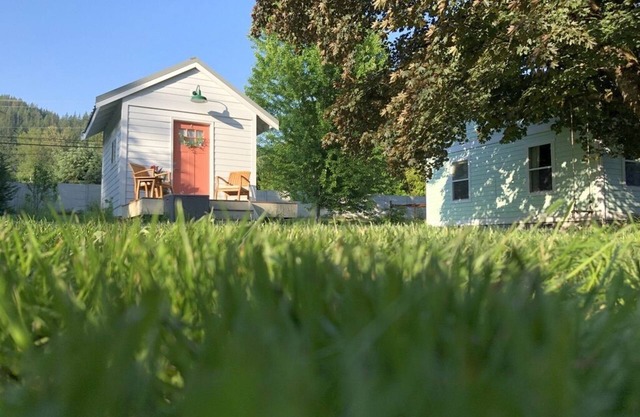 Super cute teeny tiny home! Easy access to Redmond, Bellevue, & Snoqualmie Pass