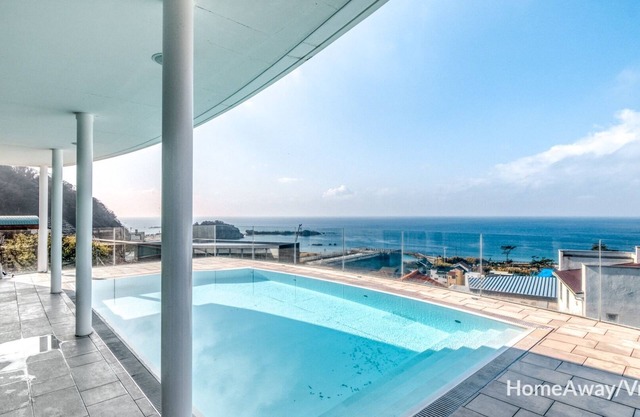 Villas de luxe à Hayama Vous pouvez passer un moment luxueux dans la piscine privée, une vue superbe où vous pourrez profiter des quatre saisons.