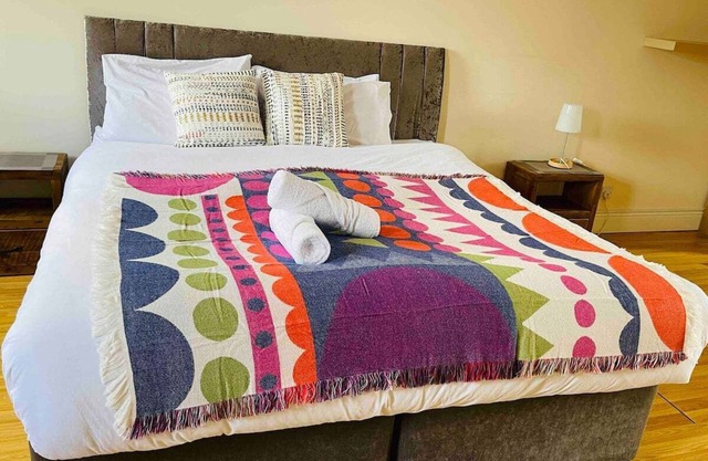 Super king bed. fast wifi, office, private garden. Off road parking, quiet area