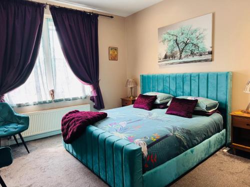 Super King, Close to Beach, Shops, Train, Shared Bathroom