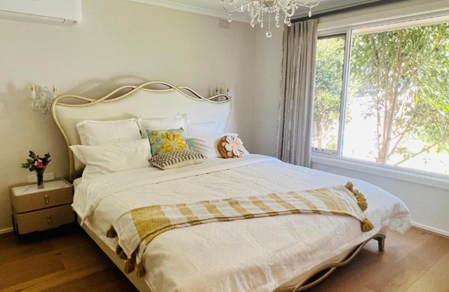 Super king size bed, near Deakin Uni and Kmart
