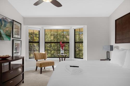Super Lux 4BR Townhouse - 1 Mile from Disney World- Resort Pool & Jacuzzi , Gym, with Enchanted Garden