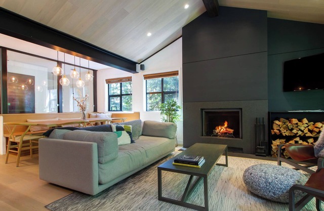 Super Lux Cabin in the Woods. Private Hot Tub & AC!