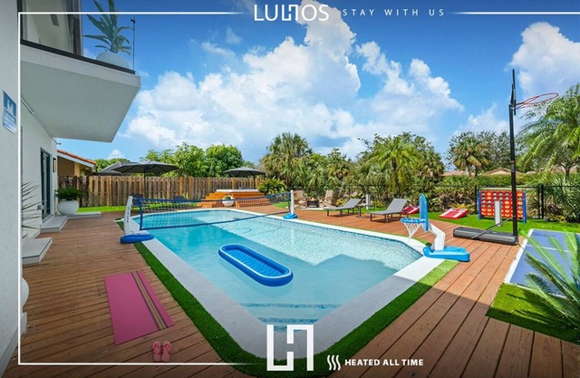 Super Lux House: 11BR Pool Jacuzzi Sauna Gym Games
