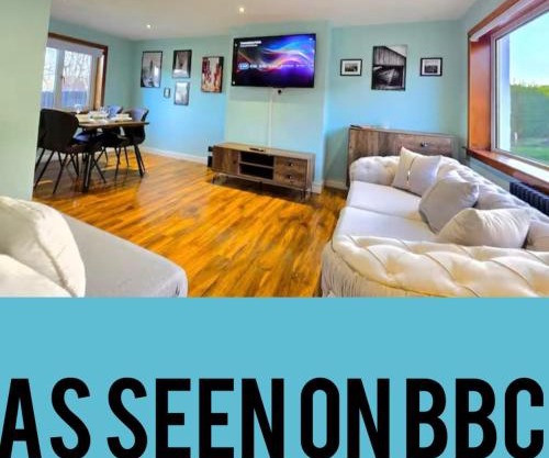 Super luxury 2 bedroom, full house sleep 5 with garden & parking close to airport