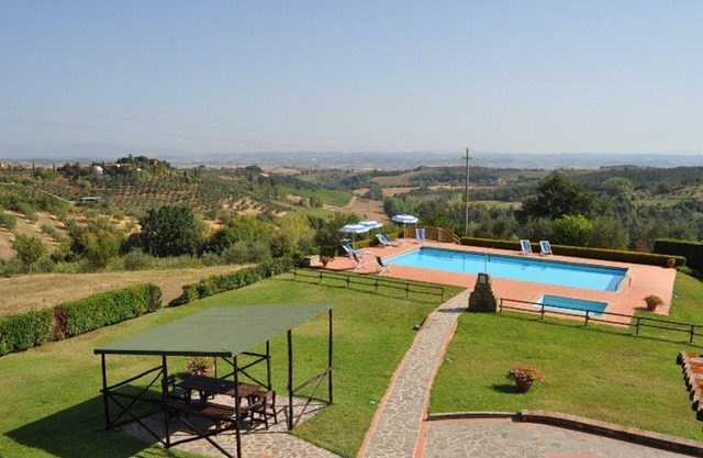 À distance de marche de la ville, super panoramique avec piscine privée et jardin, Wifi, AC