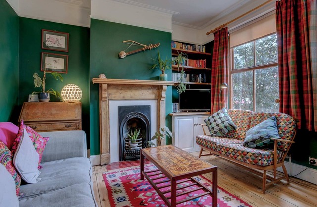 Super quirky pet friendly home with free parking