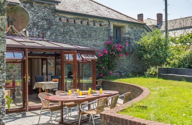 Super Spacious Country house pet/party friendly.