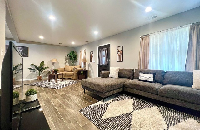 Super Spacious Safari Retreat.. Lots of SPACE-Deck + Grill, near Memphis/Desoto