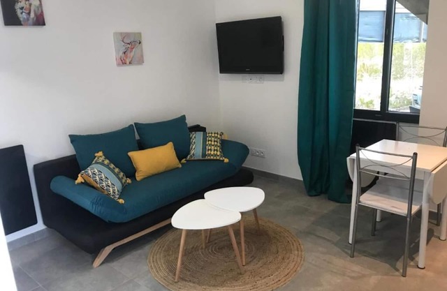 Super studio refait à neuf avec terrasse +jardin