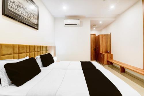 Super Townhouse The Nawab Hotel and Banquet